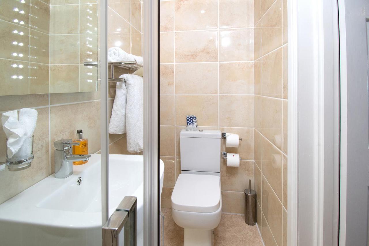 Habitación con cama extragrande y vistas al mar