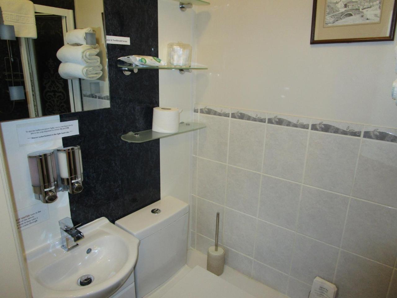 Cosy Double Room with En-Suite Shower,761727811:JPEG