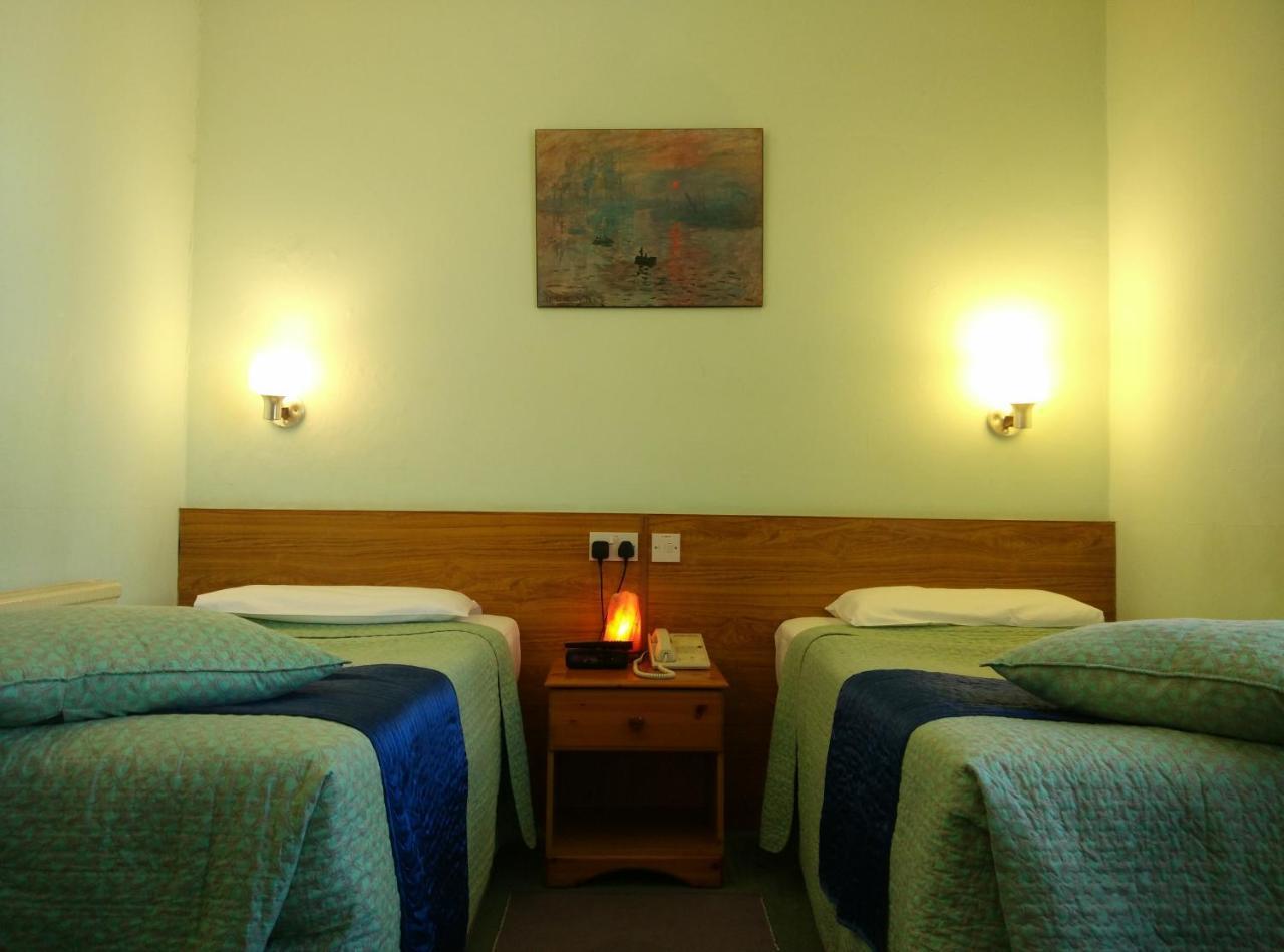 Standard Twin Room Ensuite Bathroom,761040011:JPEG