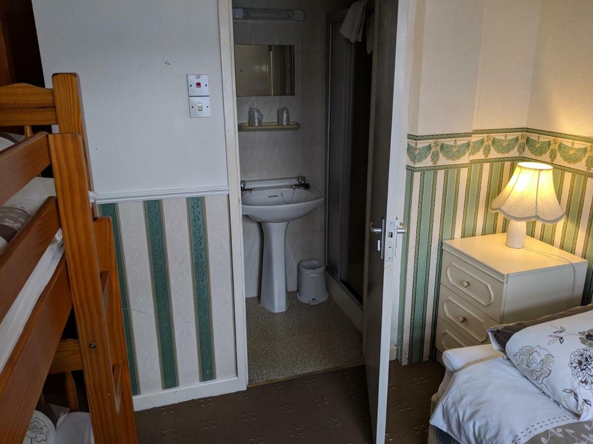 Large Family Room (2 Adults +  3 Children)