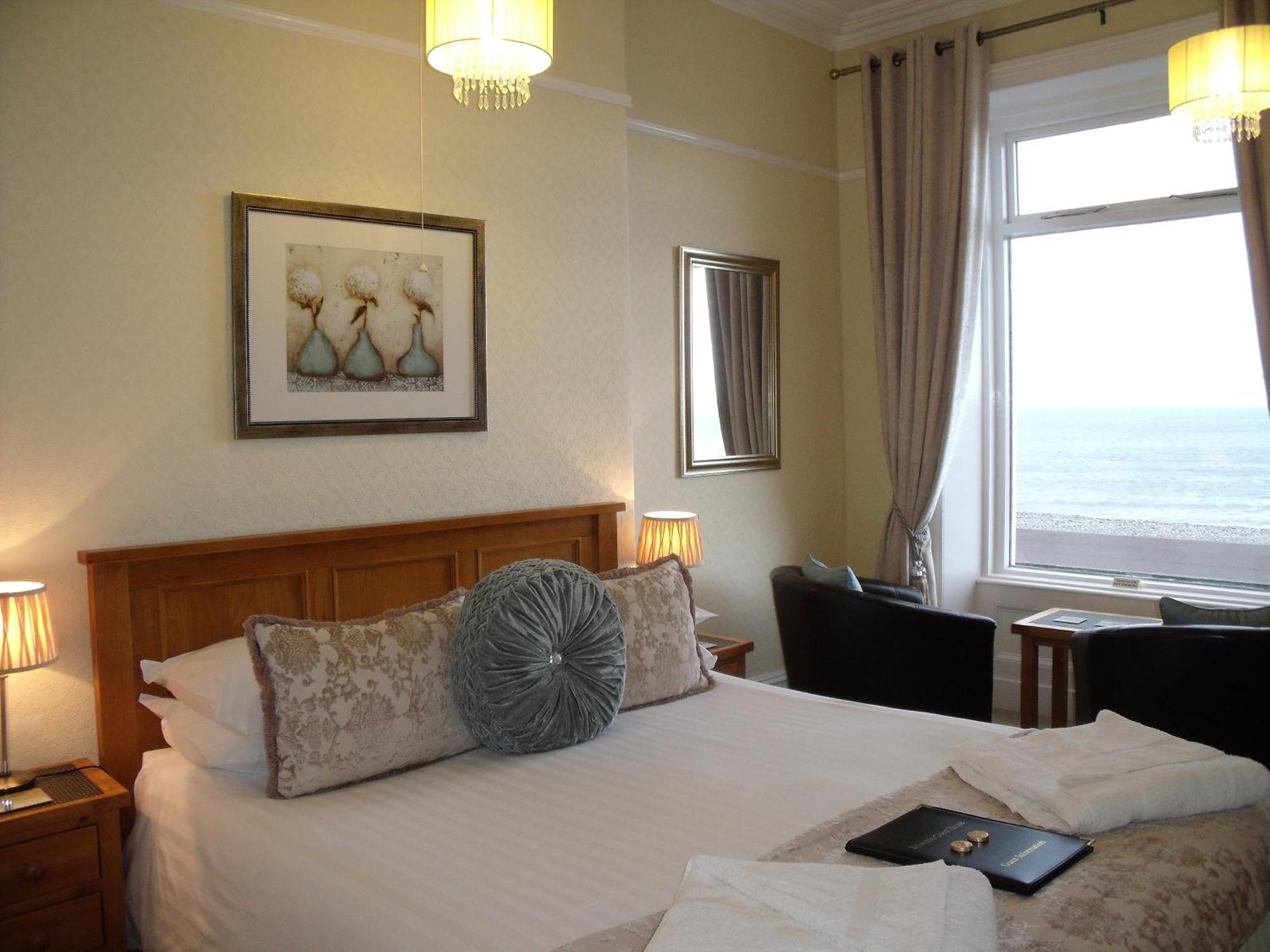 Zimmer mit Kingsize-Bett und Meerblick