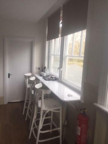 Family Room with Shower,868837313:JPEG