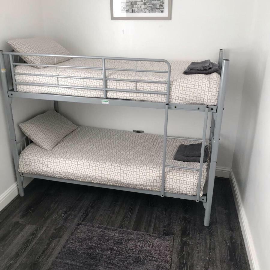 Quarto Econômico com 2 Camas de Solteiro