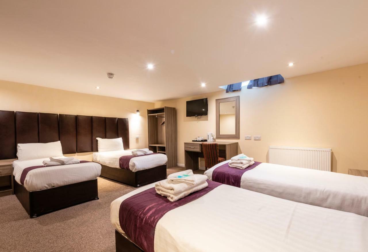 Quadruple Room with Private Bathroom