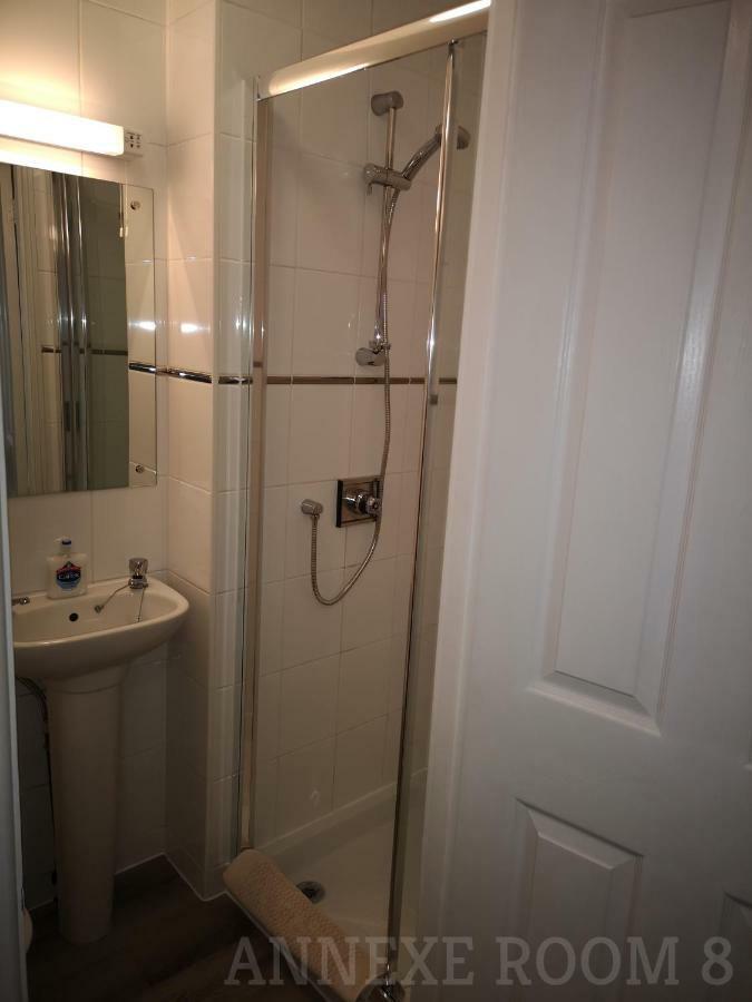 Single Room Ensuite Bathroom - Annexe