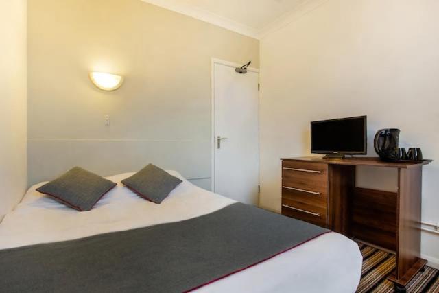 Double Room with Shared Bathroom,945808747:JPEG