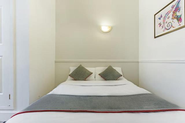 Standard Single Room with Shared Bathroom,945826027:JPEG