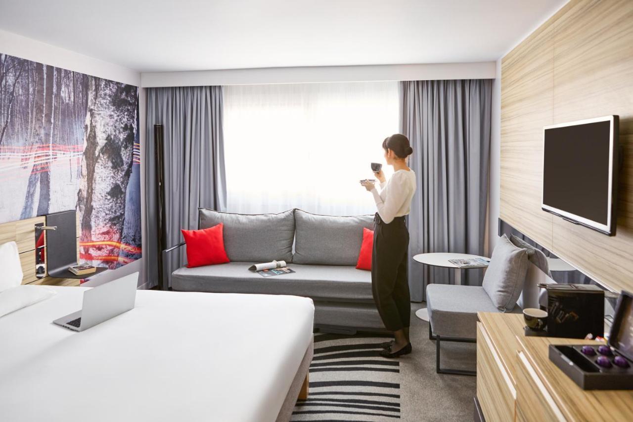 Familienzimmer mit Queensize-Bett und Sofa