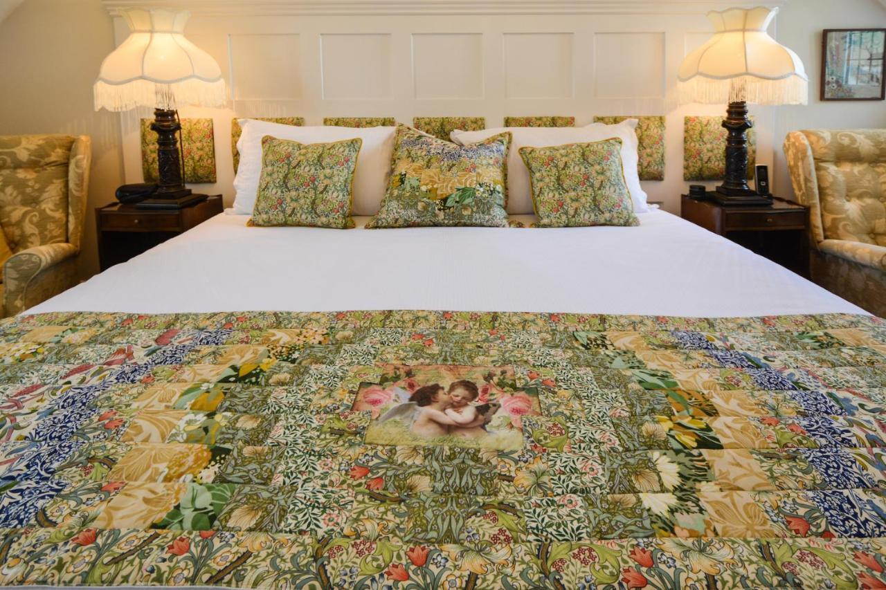 7 Charles Dickens Room
