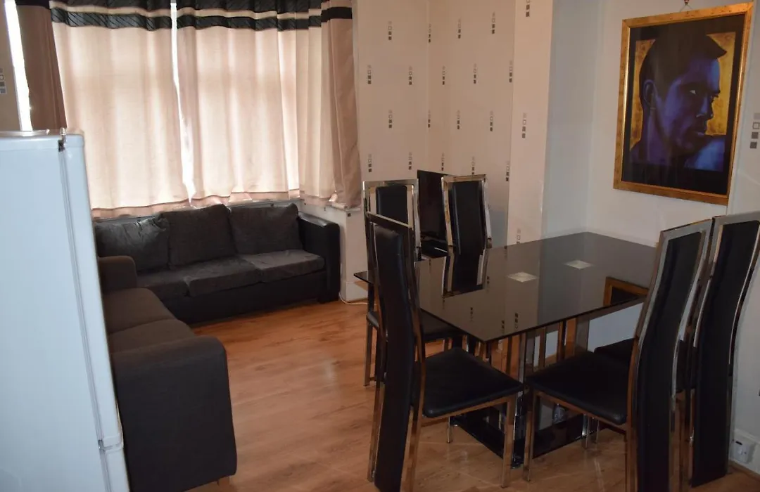 Three Bedroom Flat, Camborne Avenue W13-1