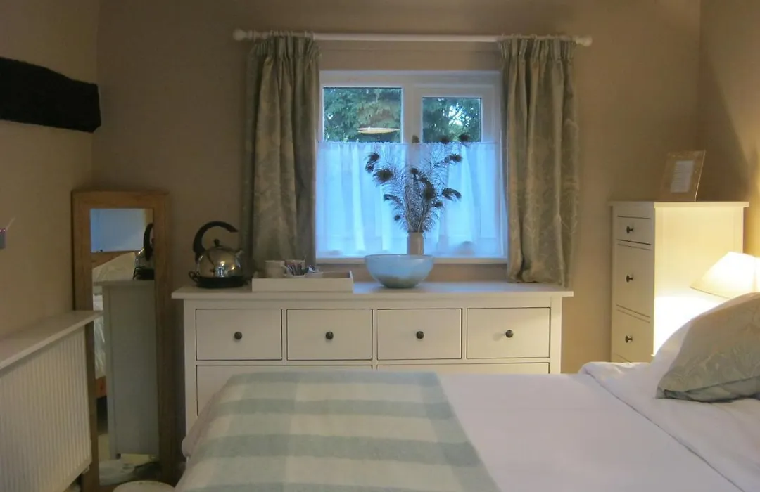 The Moats - Coddington A Small Private Thatched Cottage B&B Located In Quiet Countryside Between Ledbury And Malvern - Convenient For The Malvern Three Counties Showground And 5 Miles From Excellent Shops Restaurants And Ledbury Poetry Festival-1