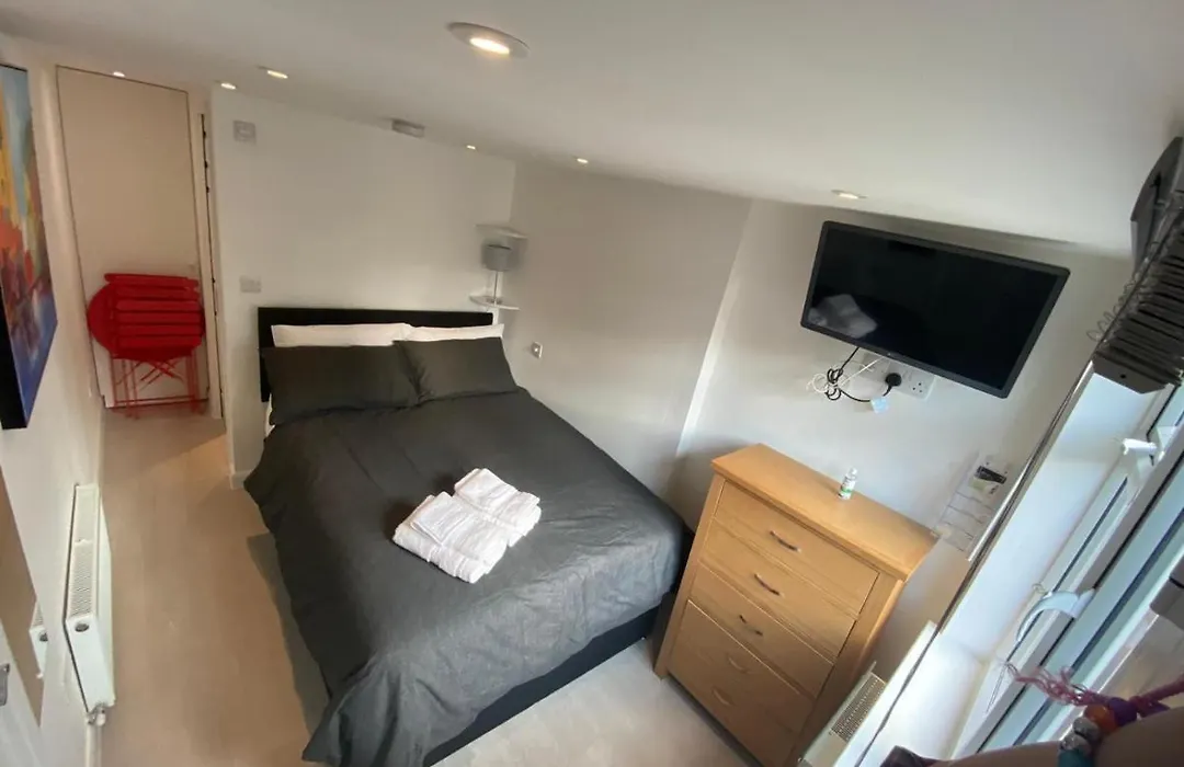 Comfortable Cosy Double Ensuite Room 'Karibu'-1