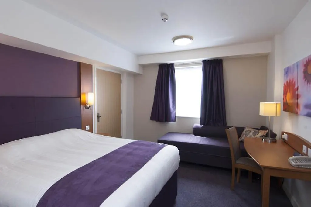 Premier Inn Edinburgh Central-1