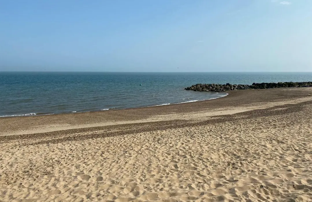 5 Mins Walk To Beach. 3 Bedroom Caravan. Sleeps 8-1