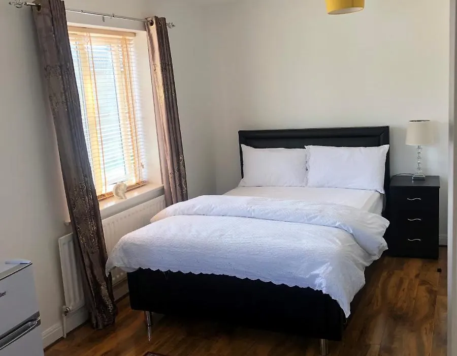 Ashmina Holiday Let With Free Onsite Parking For Small Vans And Cars Only-1