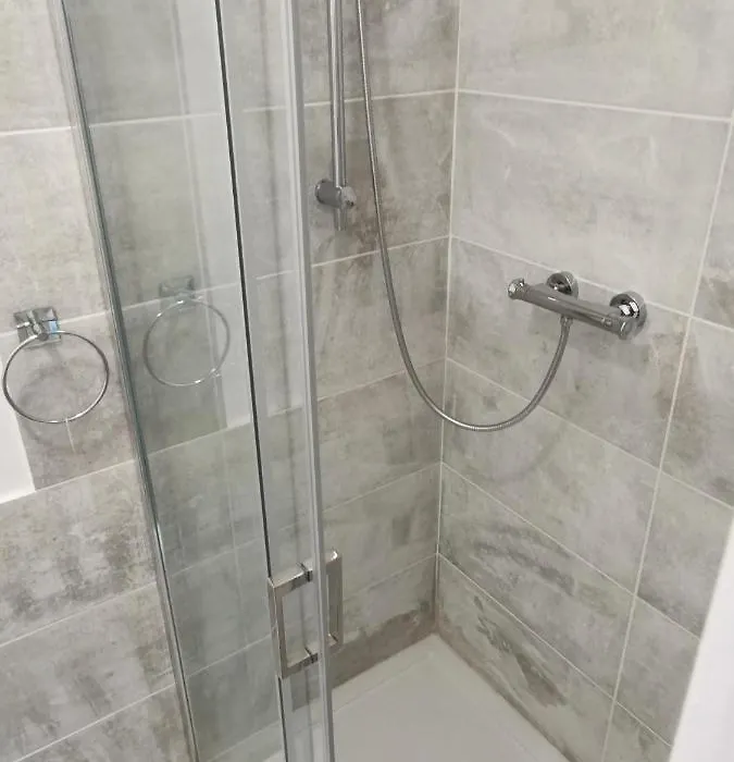 Liverpool City 5 Bed House Sleeps 12-1