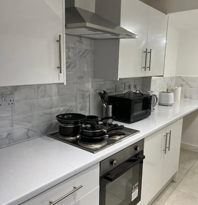 4 Bedroom Large & Modern Private House Central Location-1