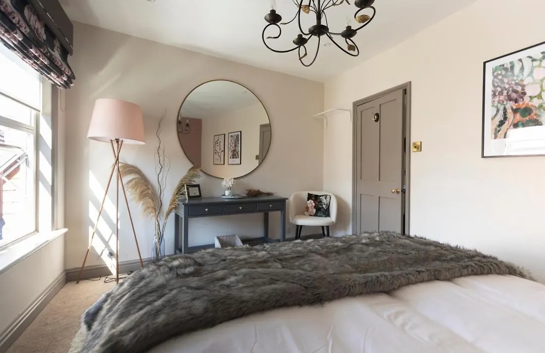 Luxury Warwick Townhouse I Walk To Castle I Dog Friendly I Private Patio Garden I-1