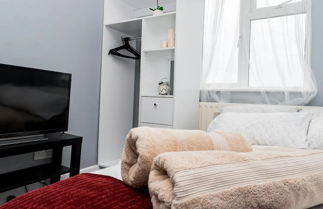 Shirley House 2, Self Catering Guest House, Self Check In, Smart Locks, 10 Min Walk To Southampton General, Aspire And Princess Anne Hospitals, Access To Fully Equipped Kitchen, Excellent Transport Links, Ideal For Longer Stays And Hospital Shifts-1