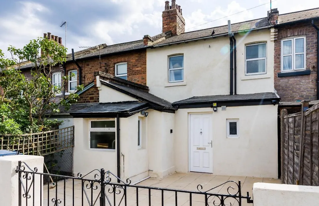 4 Bedroom House With Garden, Parking & 3 Mins Walking Distance From Train Station-1