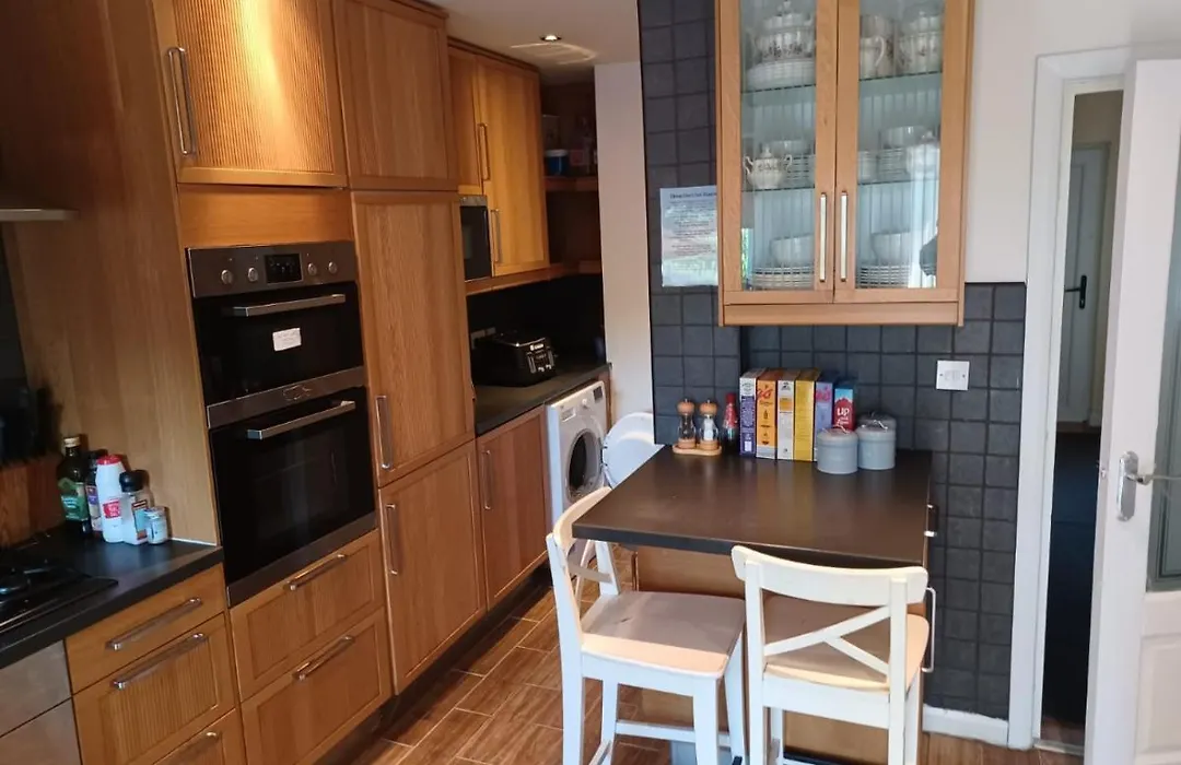 Cosy, Quiet 3 Bedroom Home With Free Parking-1