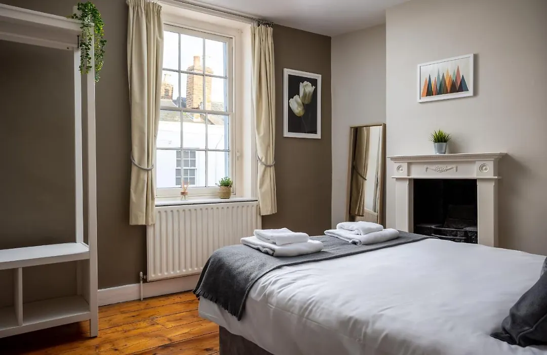 Curb Properties - Sandford Street - Town Centre Chic Home-1