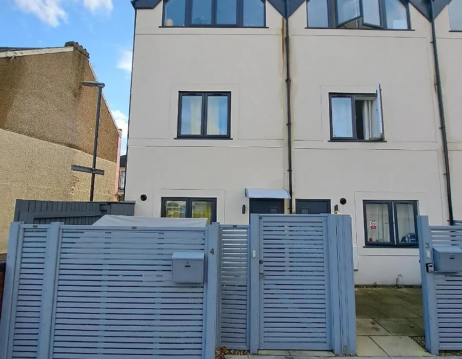 Lovely And Modern Groundfloor 1 Single Bedroom Condo With Netflix, Tea/Coffee/Biscuits-1