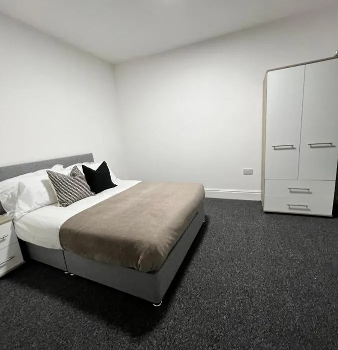 Stunning & Modern En-Suite Bedrooms In Birmingham Guest House-1