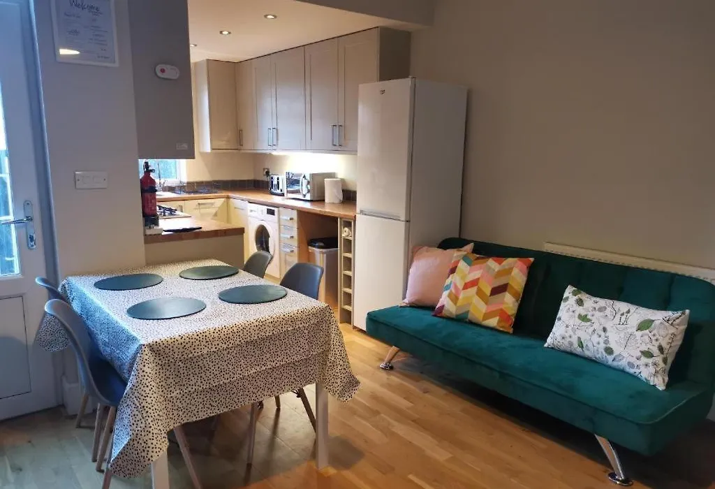 Derby Pride Park Private Ensuite Room- 2 Beds- Free Parking-1