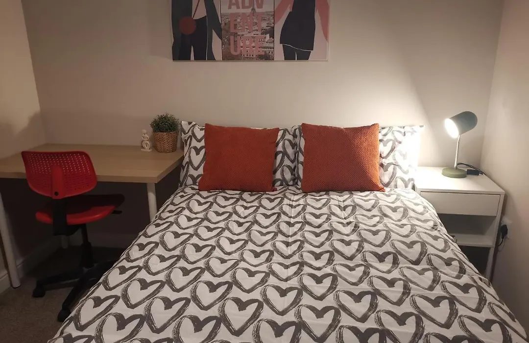 Derby Pride Park 3 Bedrooms 5 Beds Contractors Family Group Stay- Free Parking-1