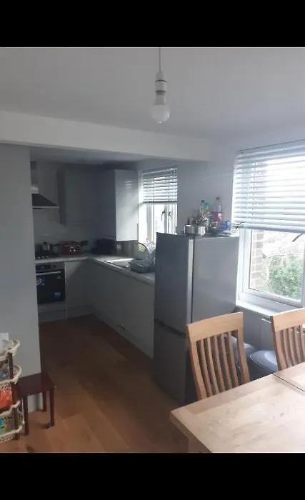 Short And Long Night Stay - Very Close To Gatwick And City Centre - Private Airport Holiday Parking - Early Late Check-Ins-1