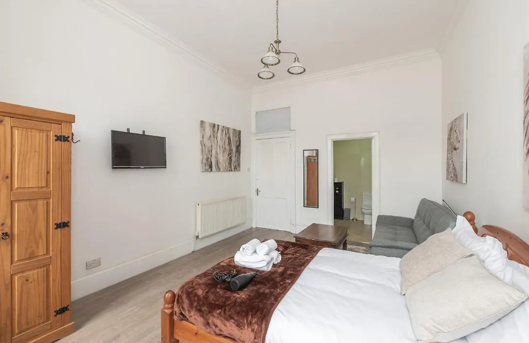 Spacious Ensuite Rooms In Edinburgh City Centre - Excellent Location-1