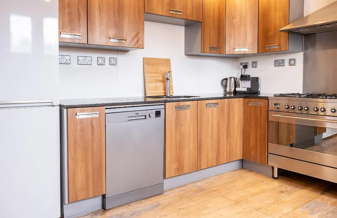 Spacious 3 Bedroom Apartment, Private Parking, Central-1