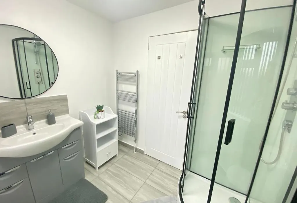 Gatwick Deluxe En-Suite Rooms-1