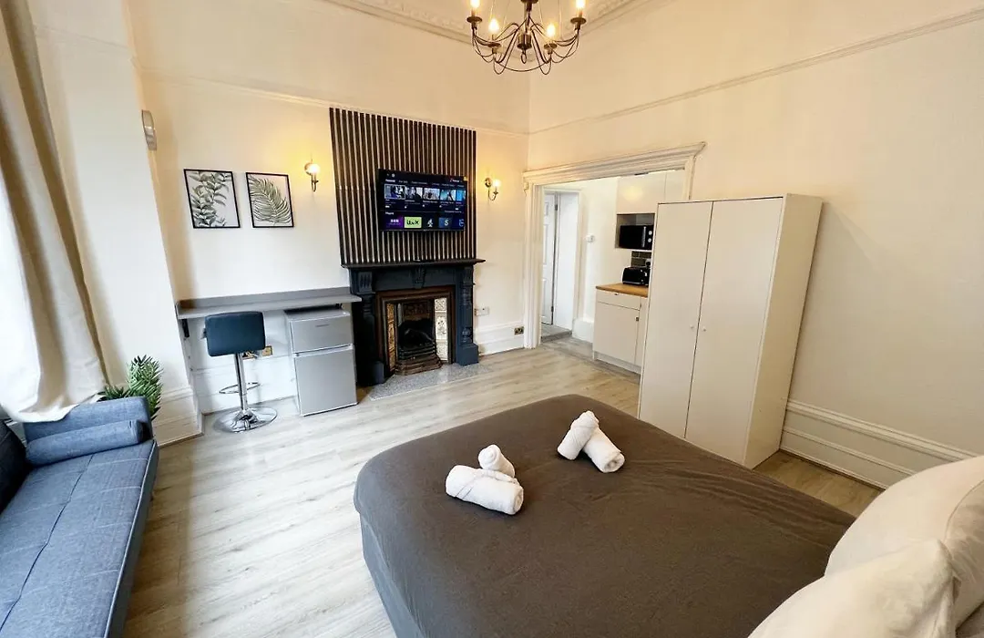 Erin Court Mansions - Suite 10-1