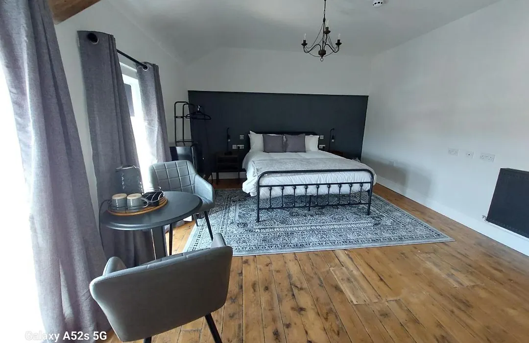 Londonderrys Bar And Accommodation-1
