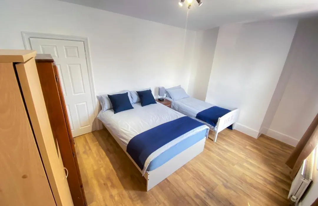 4 Bedroom House Parking & Garden Near Central London-1