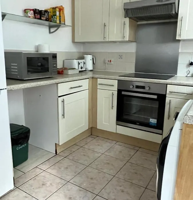 Lovely 3 Bed Short Stay-1