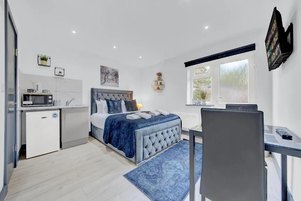 Heathrow Guest House - Fawns Manor-1