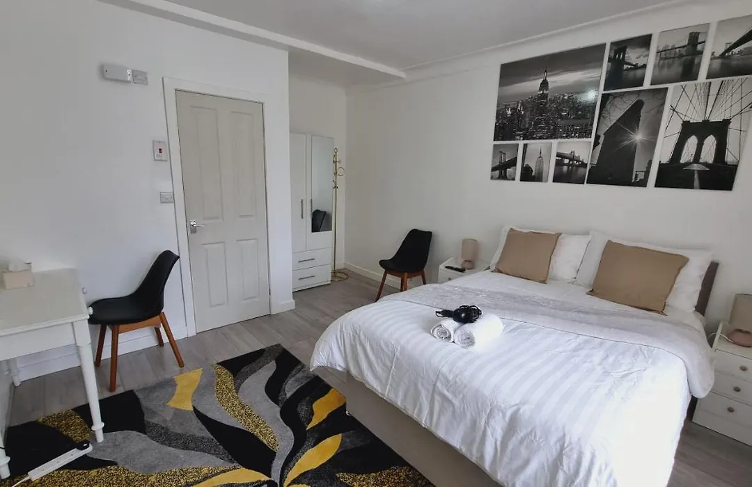 Deluxe Double Bedroom With Private Bathroom, Parking And Wifi-1
