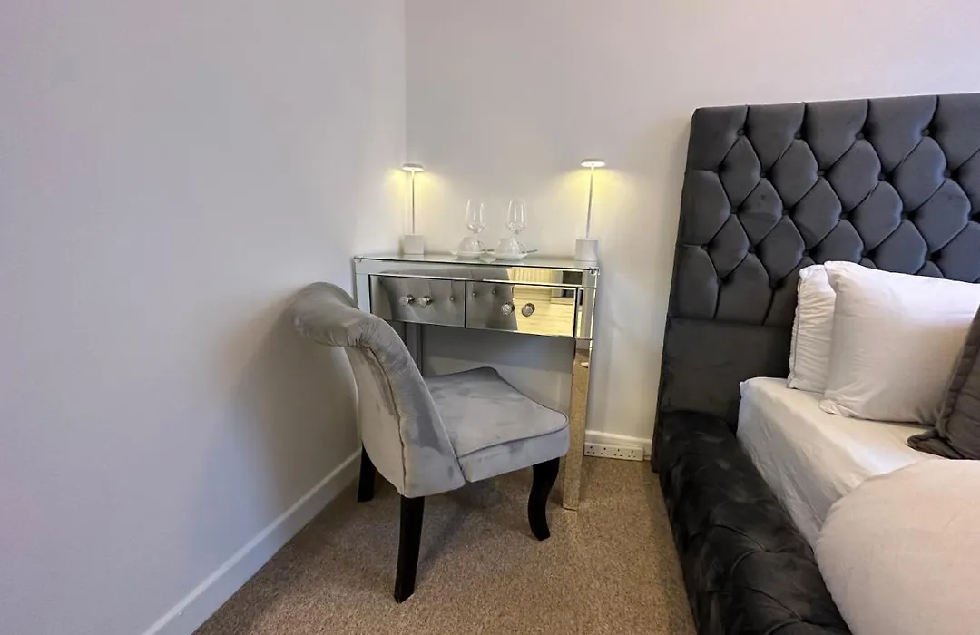 The Smaller New Refurbished Ensuite Room 5Min From Beach Parking In Guest House-1