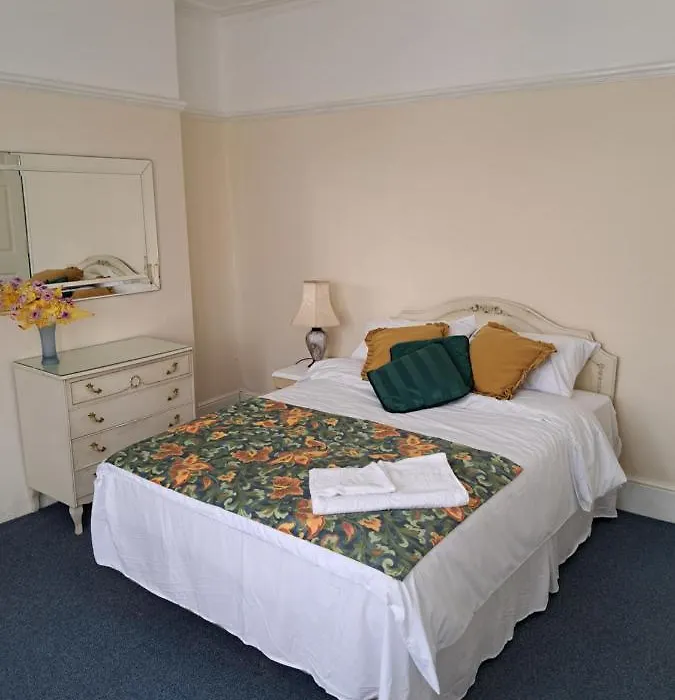 Double Room Available- London Seven Kings Seven Kings Train Station-1