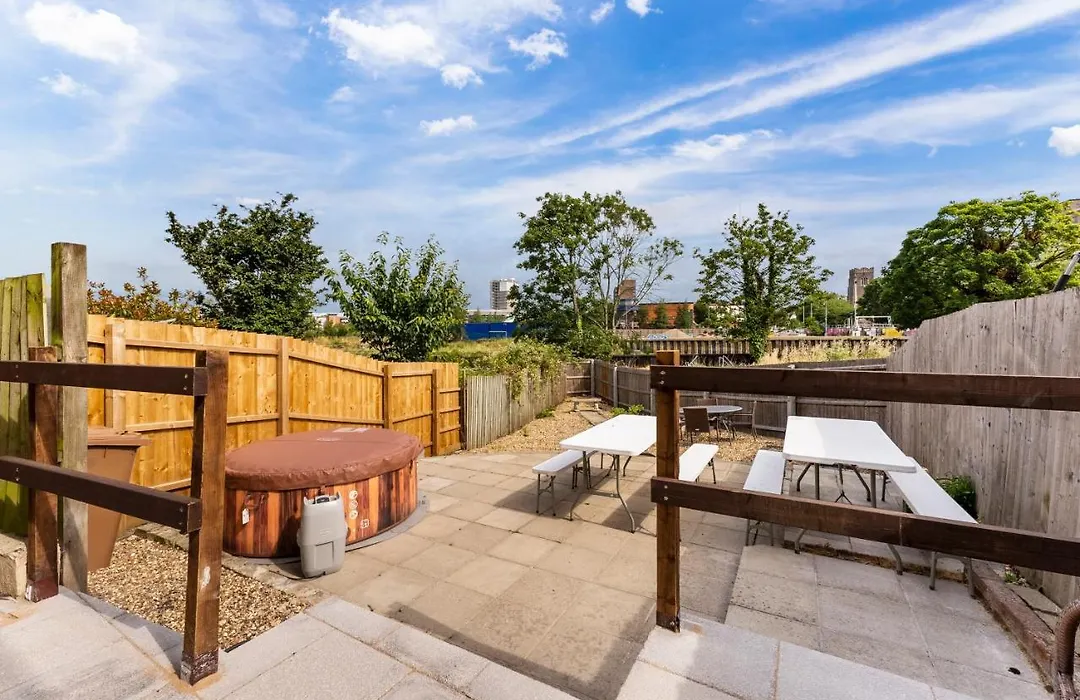 Rooms In City Centre House With Kitchen, Lounge, Games Room, Garden-1