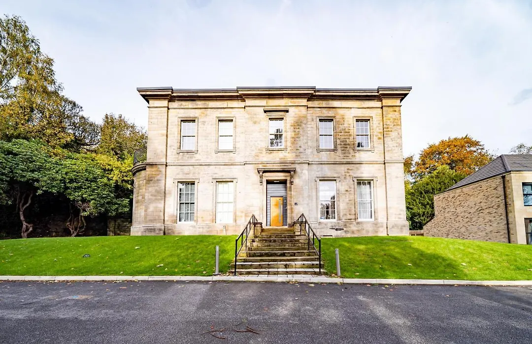 Luxurious 4-Bedroom Penthouse: 15 Mins To City Centre, Secure Parking-1