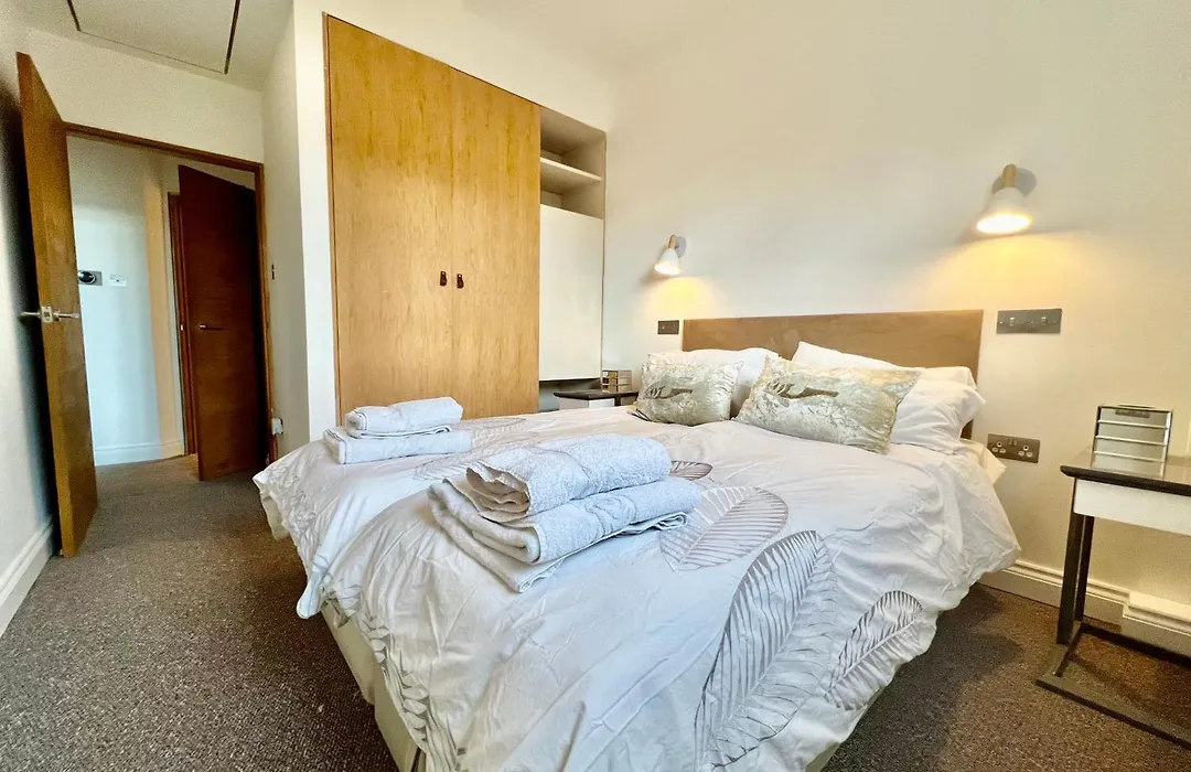 Stylish 2Br Designer Flat Holland Park-1