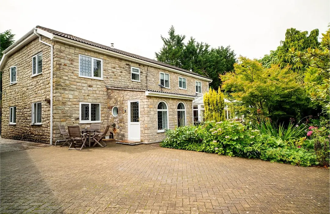 Luxurious Country Retreat In Winford-1