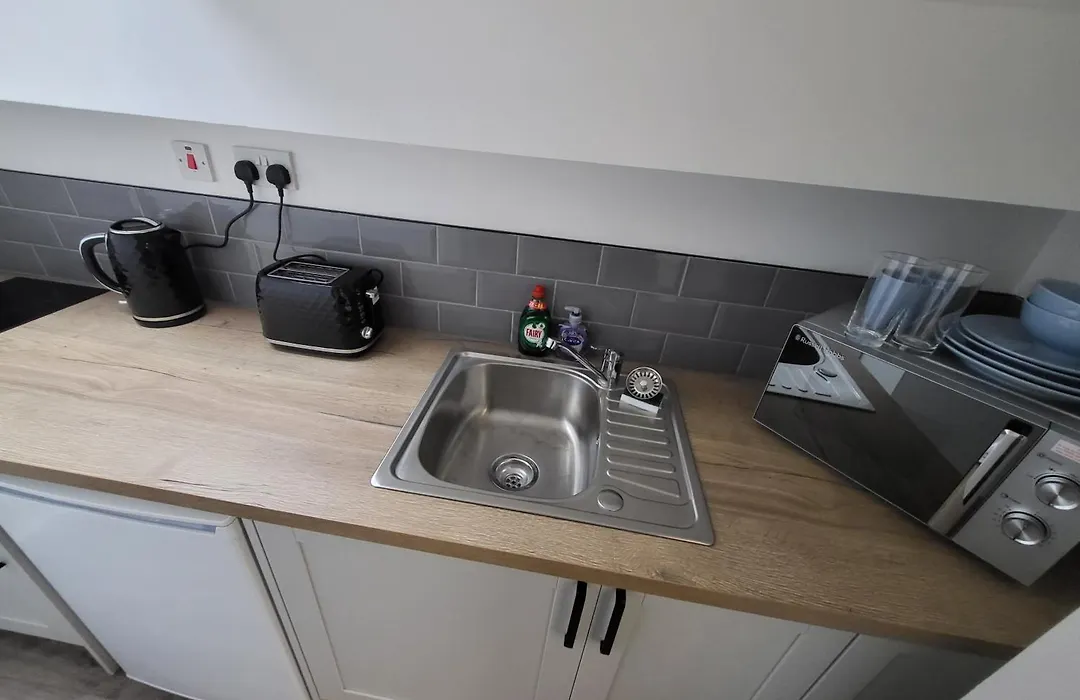 Affordable Comfort On Alfreton Road - Ideal For Savvy Travelers-1