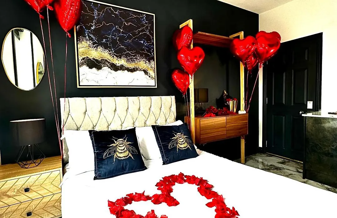 Duke And Duchess Apartments And Rooms - Private In Room Hot Tub Suites-1