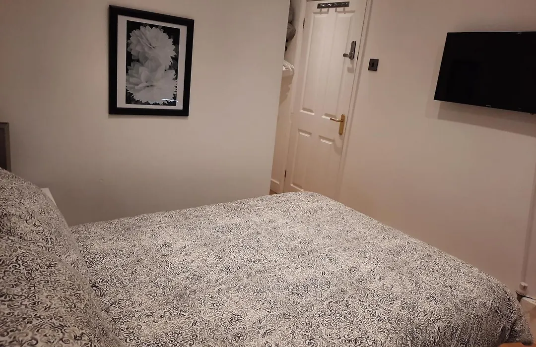 Lovely Home With Full En-Suite Double Bed Rooms-1