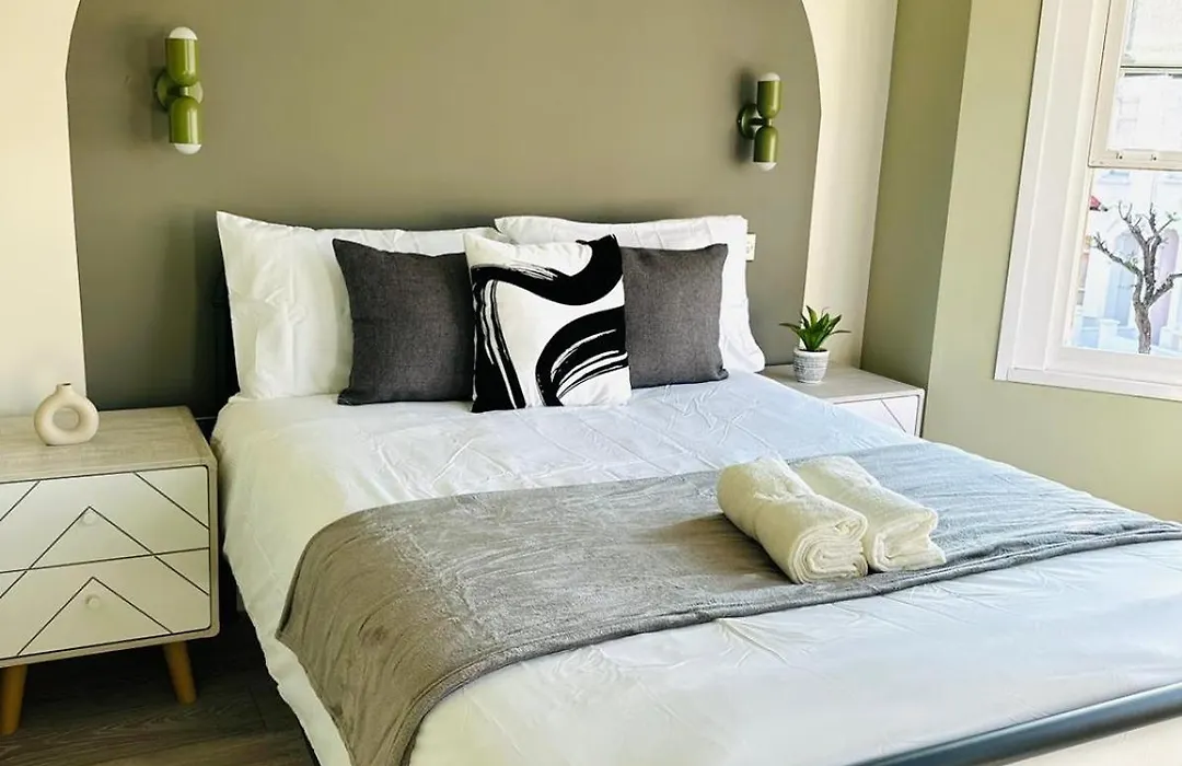 London Boutique Ensuite Room like hotel-1